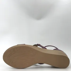 Vue détaillée de la semelle antidérapante et de la bride violette des sandales compensées