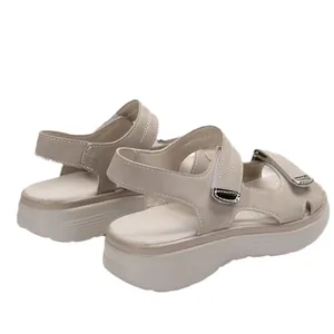 Dettaglio posteriore di sandali sportivi con zeppa da donna e cinturini in velcro.