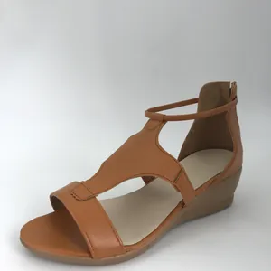 Détail latéral de sandales compensées vintage marron avec bride en T et fermeture éclair