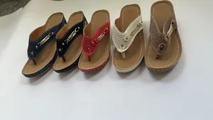 Colección de sandalias de cuña para mujer en cinco colores con un diseño calado