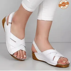 Sandales compensées blanches confortables à bout ouvert avec brides croisées et velcro