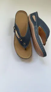 Sandalias de cuña para mujer en azul marino con detalles calados y hebilla