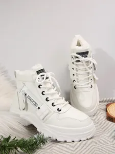 Sneakers alte bianche foderate in pelliccia con cerniera laterale decorativa