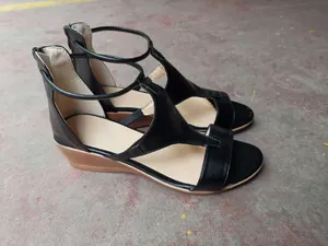 Sandales compensées noires élégantes à bride en T avec fermeture éclair et semelle