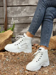 Sneakers invernali alte bianche da donna con calda fodera in ecopelliccia e suola spessa
