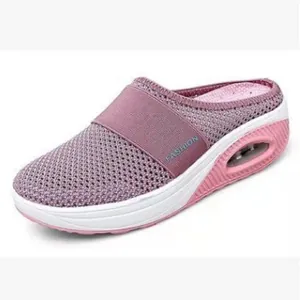 Vue détaillée de baskets mules en maille rose respirante avec semelle à coussin d'air