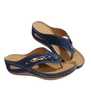 Chanclas con cuña azules para mujer con diseño calado elegante y detalles metálicos