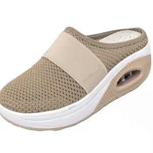 Vue détaillée de mules à semelles compensées en maille beige avec coussin d'air épais.