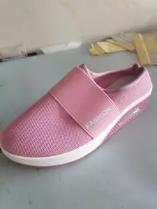 Détail de la chaussure en mesh rose respirant avec semelle épaisse à coussin d'air