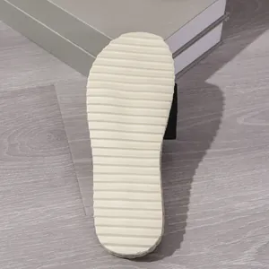 Detailansicht der rutschfesten Sohle mit Wellenmuster einer stilvollen Damen Strandpantolette
