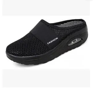 Vue détaillée de mules en mesh noir respirant avec coussin d'air visible et semelle épaisse