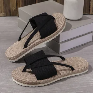 Nahaufnahme der schwarzen Damen-Riemchensandalen mit eleganter geflochtener Sohle