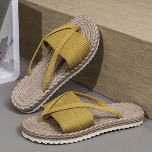 Detail der gelben Riemchensandalen mit gewebter Decksohle für den Sommerstrand.