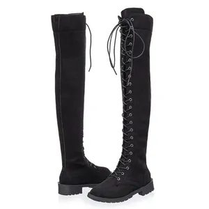 Detailansicht der schwarzen Wildleder-Schnürstiefel über dem Knie für Damen im Studio