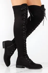 Detailansicht der schwarzen Overknee-Schnürstiefel mit Seitenreißverschluss und Wildleder.