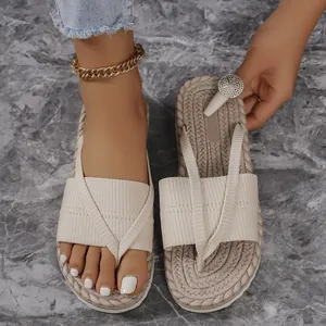 Detailansicht beige Zehentrenner mit gerippten Riemen und gewebter Sohle für den Sommer.
