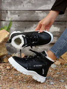 Sneakers invernali nere alte con calda fodera in ecopelliccia e suola bianca.
