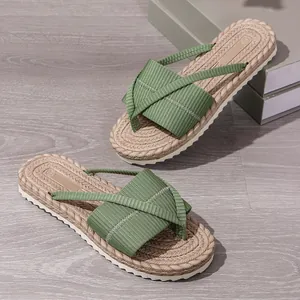 Hochwertiges Detail grüner Damen-Sommer-Strand-Flip-Flops mit gewebter Seiltextur-Sohle