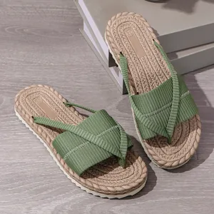 Detailansicht der grünen gewebten Strand-Flip-Flops für Damen mit gerippten Trägern