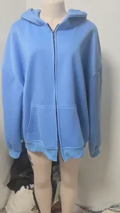 Vooraanzicht van lichtblauw oversized sweatshirt met capuchon en dubbele rits