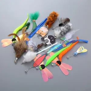 Buntes Set mit Katzen-Ersatzköpfen für Spielangeln, inklusive Glocken, Federn und Plüsch.