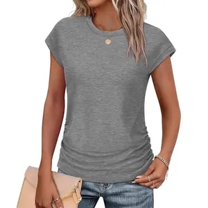 Vue détaillée d'un t-shirt gris à manches courtes pour femmes avec fronces et col rond