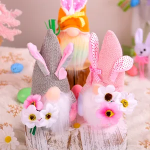 Gnomi pasquali fatti a mano con orecchie di coniglio e fiori decorativi primaverili