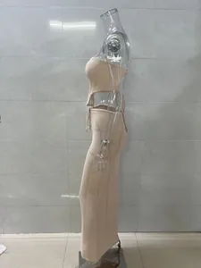 Perfil lateral de conjunto de dos piezas de punto beige con textura acanalada y ajuste ceñido.