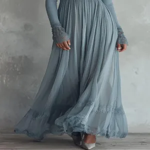 Vestido largo bohemio azul polvoriento con top de punto, falda de gasa plisada y encaje.