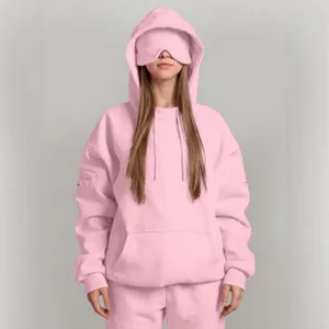 Detailansicht eines pinkfarbenen Oversize-Hoodies mit einer integrierten Augenmaske
