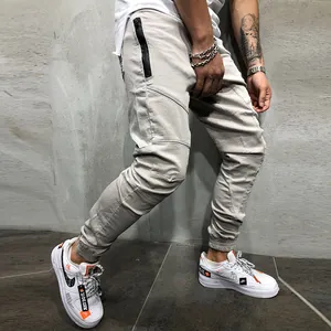Detalle de los pantalones cargo de color sólido para hombre con bolsillos múltiples