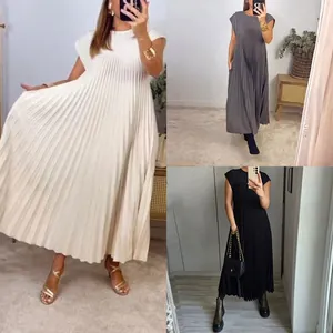 Elegantes ärmelloses Maxikleid mit Rundhalsausschnitt und Falten in Weiß, Grau und Schwarz.
