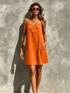 Nahaufnahme des leuchtend orangen ärmellosen V-Ausschnitt-Sommerkleids mit Seitentaschen