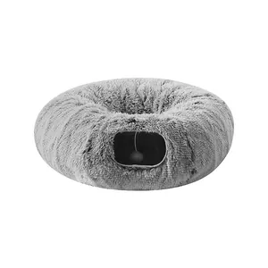Zacht grijs pluche donut kattentunnelbed met hangende speelbal voor comfortabele rust