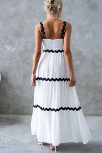 Vue arrière d'une robe longue blanche à volants avec bordure croquet noire et bretelles