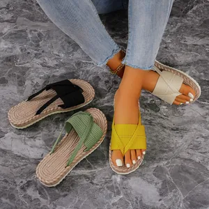Detailansicht stilvoller Sommer-Strand-Flip-Flops für Damen in vier modischen Farben