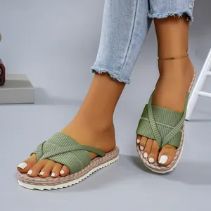 Detailansicht der grünen gerippten Kreuzriemen-Sandalen für Strand und Sommerurlaub.