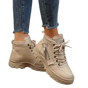 Stivali invernali beige alti con calda fodera in pile e dettagli stringati alla moda.