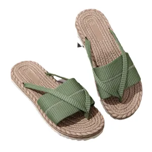 Trendige grüne Damen-Flip-Flops mit Kreuzriemen und gewebter Sohle für den Strandurlaub