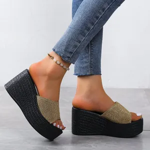 Elegantes sandalias de cuña doradas con purpurina y suela negra trenzada
