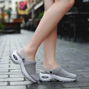 Sabots en maille respirante grise pour femmes avec semelle à coussin d'air en ville