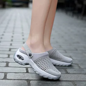 Détail de sabots de sport gris en mesh respirant pour femmes avec semelle à coussin d'air