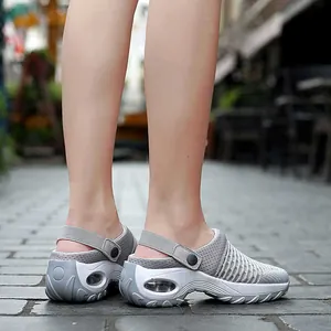 Détail montrant des chaussures de sport en mesh gris respirant avec semelle à air sur modèle
