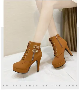 Vue détaillée de bottines à talons aiguilles marron avec laçage et boucles décoratives