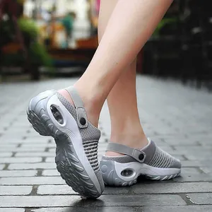 Vue détaillée de chaussures de sport en maille grise avec semelle à coussin d'air