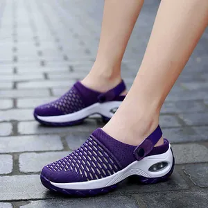 Gros plan de sandales de sport à plateforme en maille respirante violette sur rue pavée