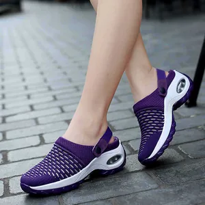 Vue détaillée de chaussures de marche en maille violette avec semelle à coussin d'air.