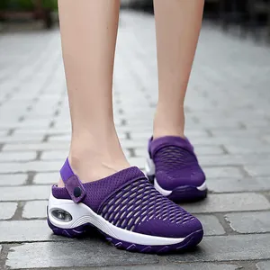 Détail de chaussures de sport violettes en mesh respirant pour femmes avec semelle à air.