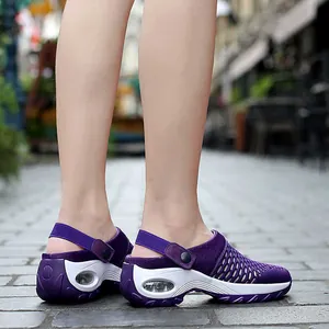 Vue détaillée du talon de la chaussure de sport en maille violette avec coussin d'air.