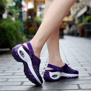 Vue détaillée de baskets à plateforme en mesh violet respirant pour femmes sur pavés